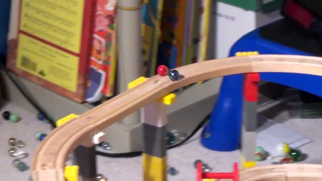 Course entre deux billes sur un circuit