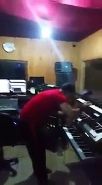 - Cheb Houssem Samhili Ya Ma Ana Nabri Madamti Live Au Studio Avc Hbib Himoun Grand Succes 2o15