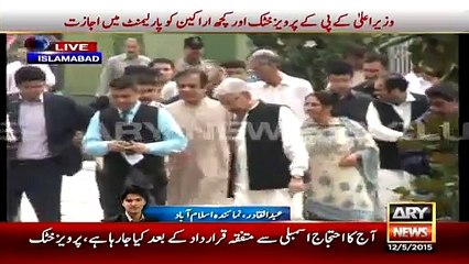 See how Khawaja Asif Came to Parliament House Gate to Negotiate with Pervaiz Khattak