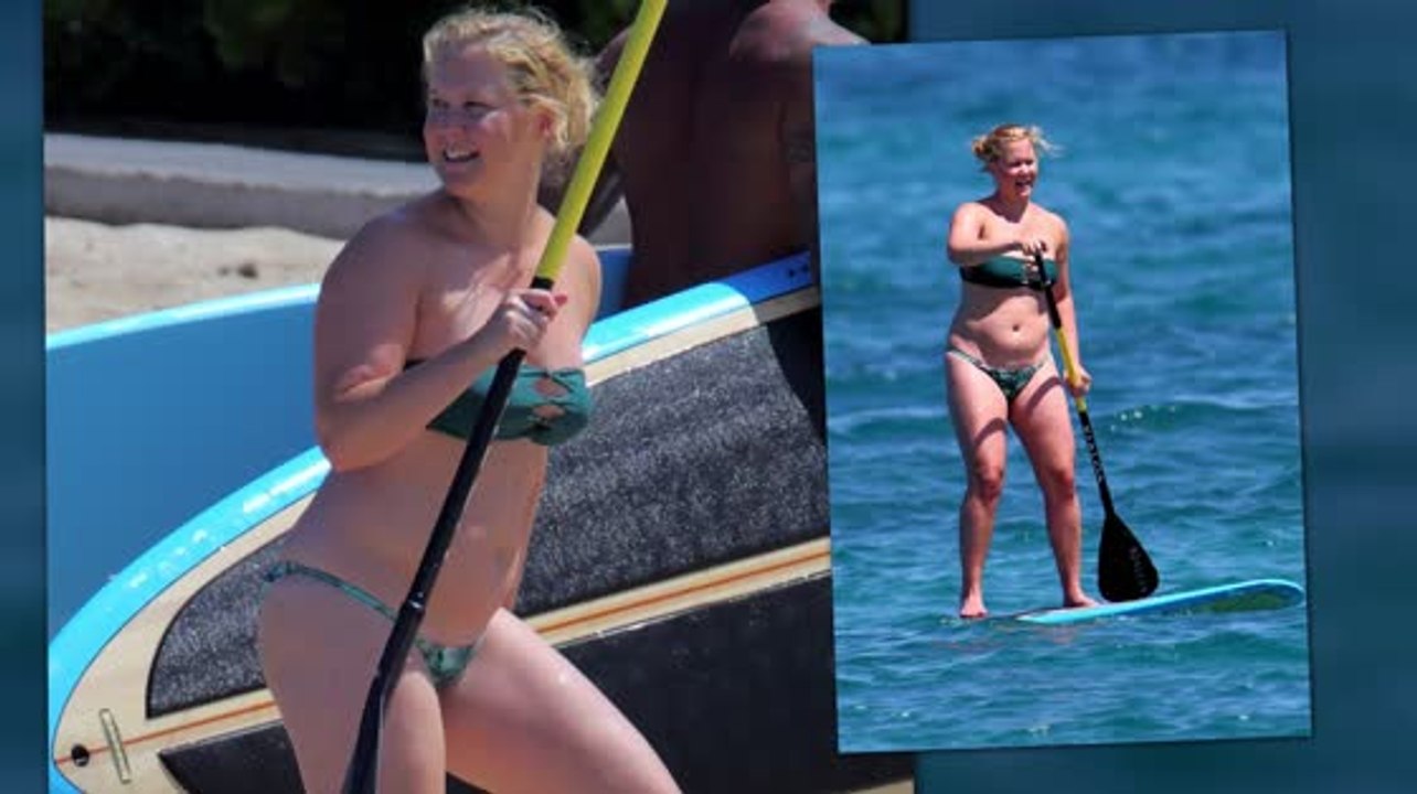 Amy schumer beim paddle boarding in den wellen hawaii´s