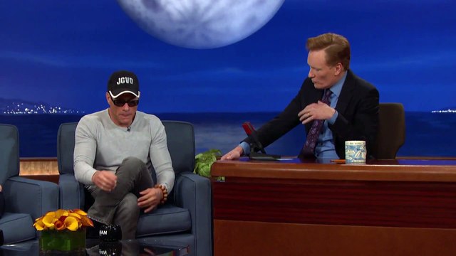 Jean-Claude Van Damme refait la dance de Kickboxer