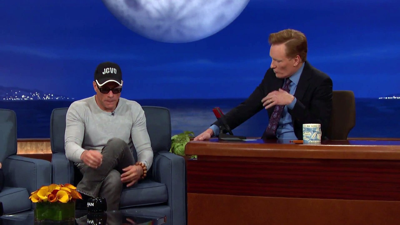 Jean-Claude Van Damme refait la dance de Kickboxer