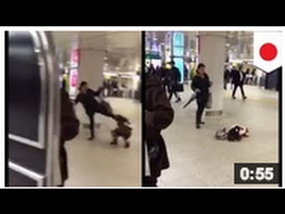 VIDEO: Une mère est filmée donner une coup de pied à la tête de son enfant en public.