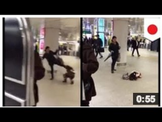 VIDEO: Une mère est filmée donner une coup de pied à la tête de son enfant en public.