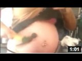 Une femme enceinte de 9 mois se donne des coups de marteaux dans le ventre (VIDEO)