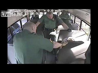 Un flic casse le bras d'un ado de 16 ans et se fait poursuivre en justice (VIDEO)