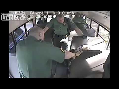 Un flic casse le bras d'un ado de 16 ans et se fait poursuivre en justice (VIDEO)