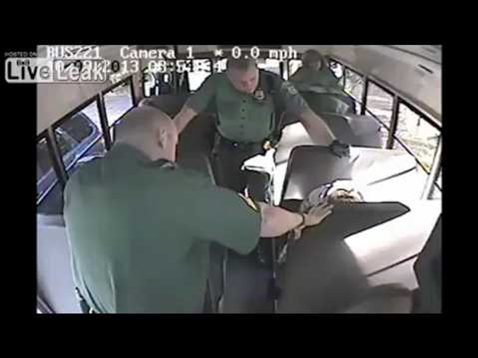 Un flic casse le bras d'un ado de 16 ans et se fait poursuivre en justice (VIDEO)