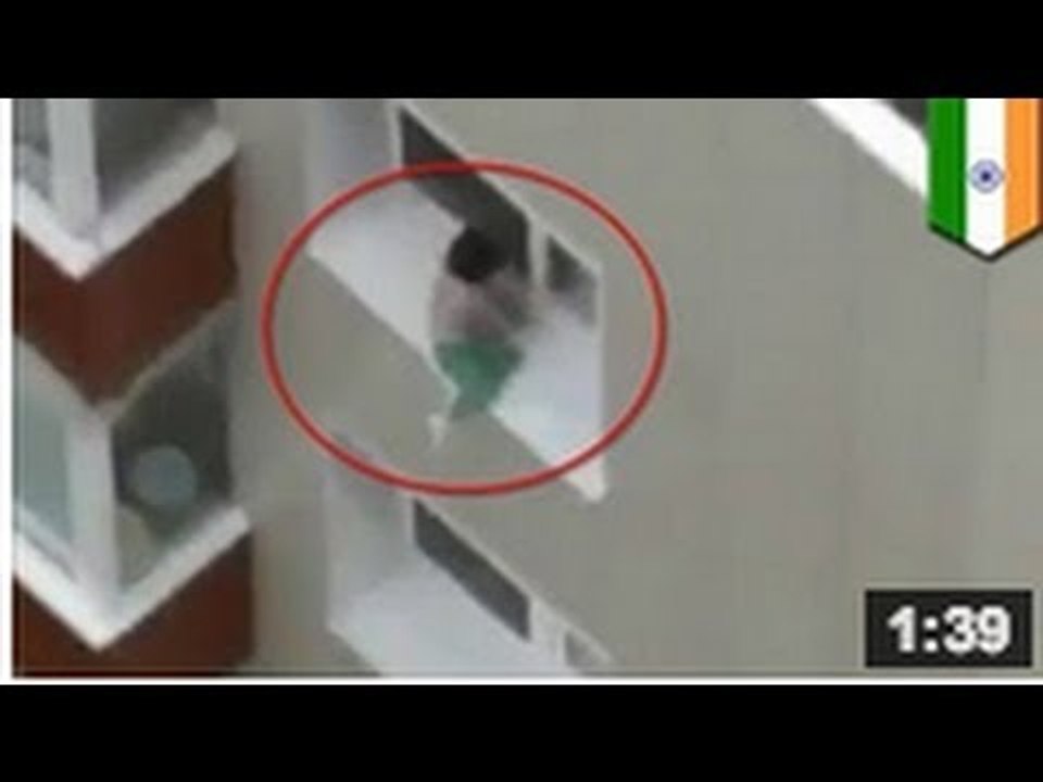 ATTENTION IMAGES PERTURBANTES Un bébé marche su...