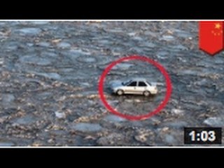 Un automobiliste traverse une rivière glacée afin d'éviter un peage