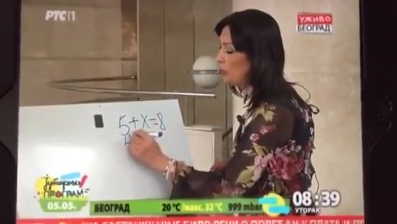 Une femme résout une équation à la télé