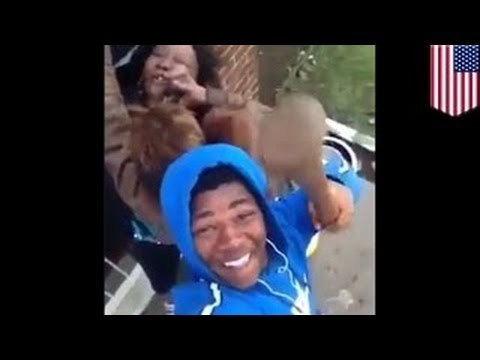 Ухмыляющийся подросток снял селфи на фоне драки матери с его подружкой