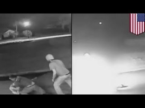 Мужчина, поджёгший вышибалу, всё ещё на свободе