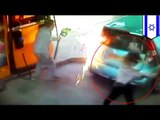 Szalona kobieta podpala wąż na stacji benzynowej