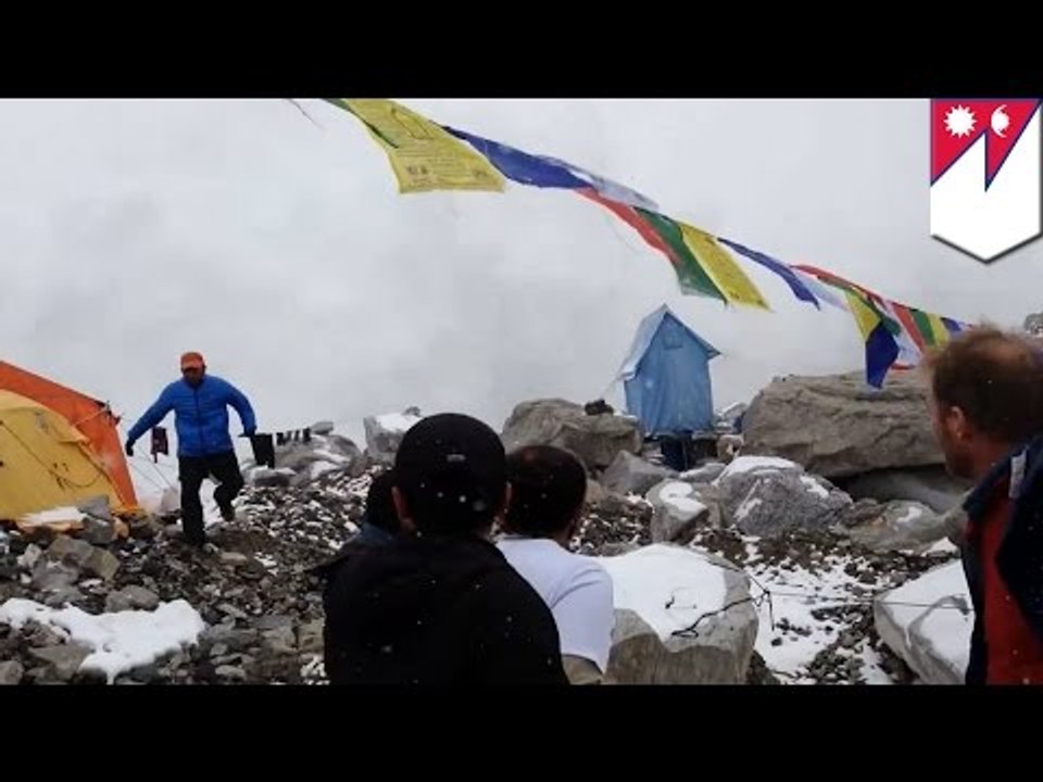 Dramatyczne nagranie pokazuje moment, w którym lawina spada na obóz na Mount Everest
