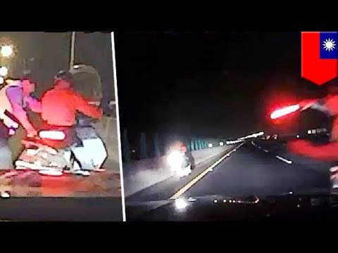 Pijany mężczyzna jedzie skuterem pod prąd po autostradzie