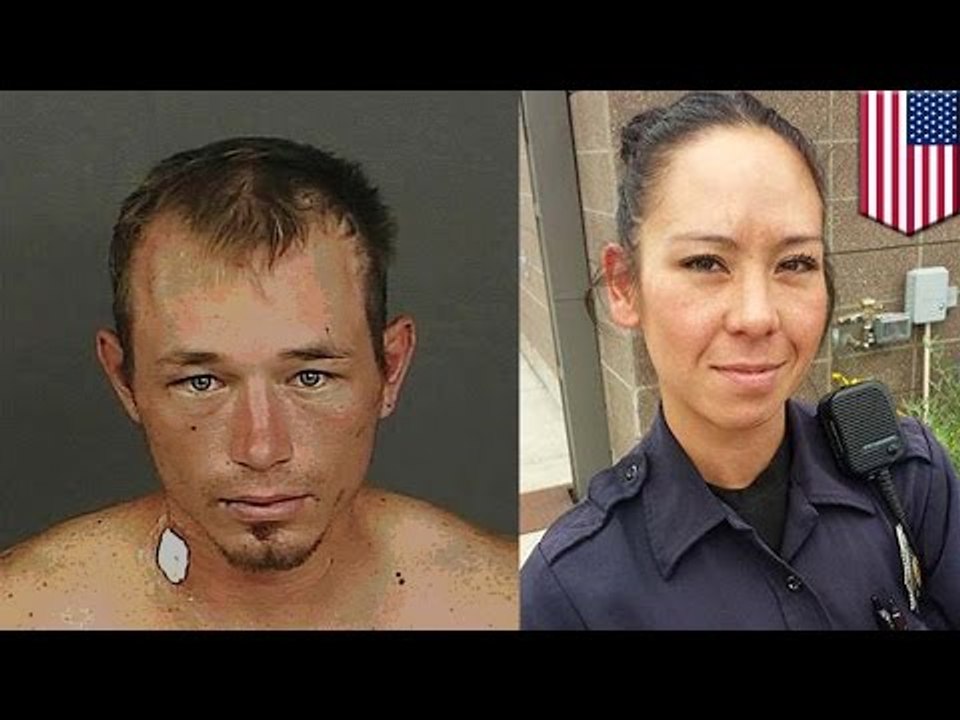 Przechodnie pomagają policjantce zaatakowanej przez bezdomnego.