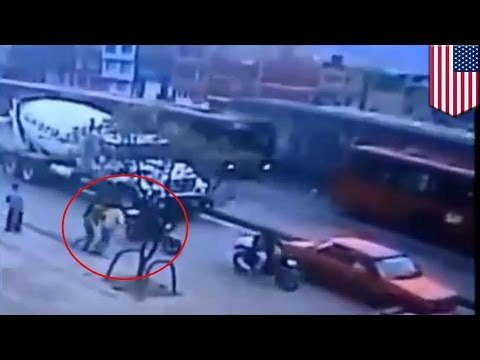 Автобус сбил пешехода, успевшего спасти свою жену