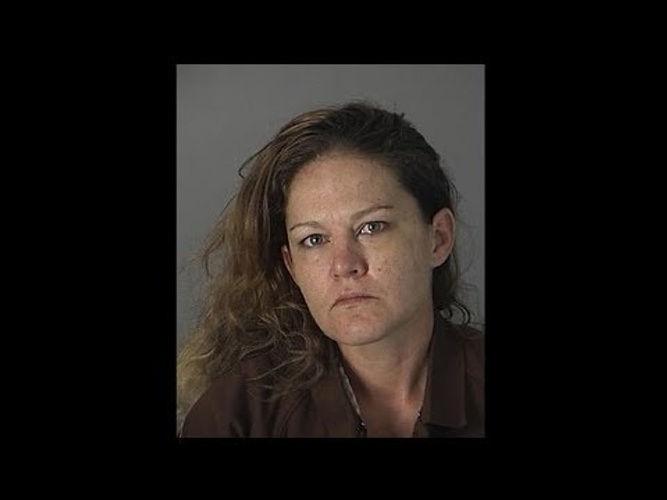 Babae, nahuling nag-cocaine sa loob ng opisina ng pulis sa Florida!