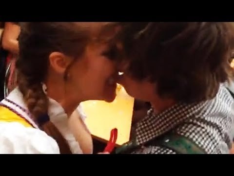 Alaskan na babae, kinagat at dinura ang labi ng kaaway niyang Australiano!