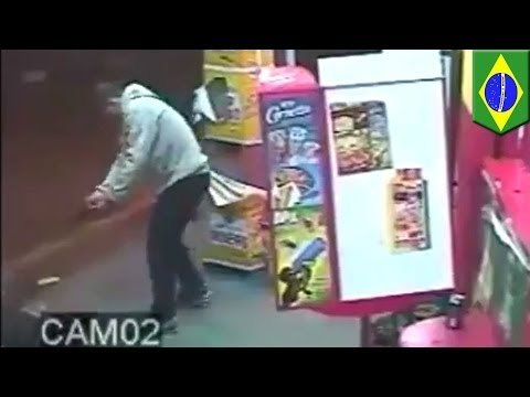 Ограбление по-бразильски: во время налета на магазин убит полицейский и едва не погибли дети