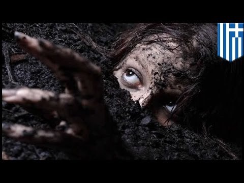 Kobieta odżywa podczas pogrzebu. Niestety dusi się zanim zostaje odkopana.