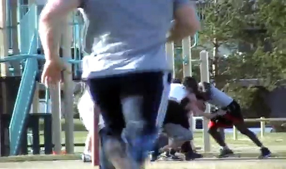 Bodybuilder saves dude from a brutal ass-kicking