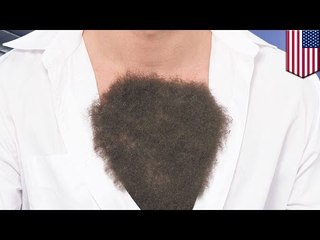 Zawał w samolocie. Owłosiona klatka piersiowa nie pozwala na uratowanie życia mężczyzny.