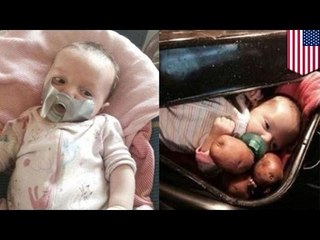 Babcia zakleja usta wnuka i robi mu zdjęcia na tacy do pieczenia.