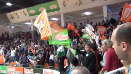 Okul Masraflarını Karşılamak İçin Maskot Oldu