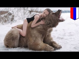 ロシア人モデル　狩猟禁止運動で熊と写真撮影