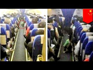 Chińskie dziecko załatwia się na podłogę w samolocie.