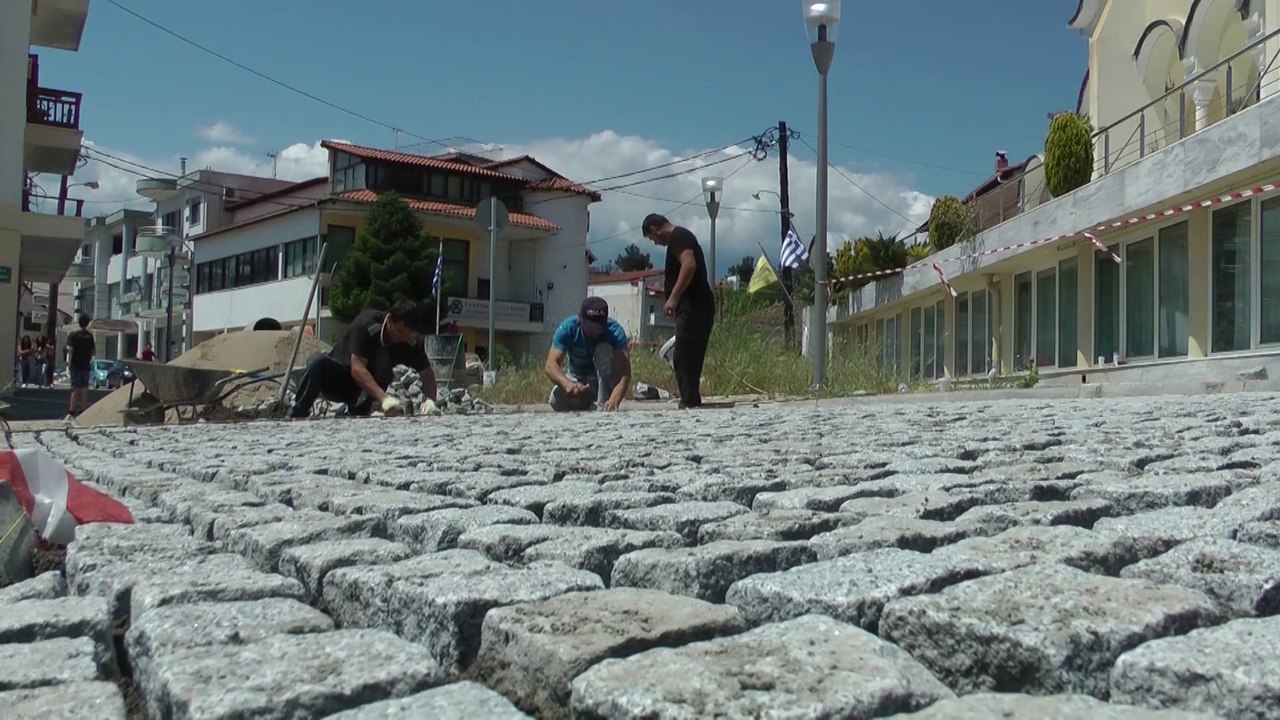 Η έναρξη της τοποθέτησης των κυβόλιθων στην Αξιούπολη. (Θα ακολουθήσει αρμολόγηση των κενών ανάμεσα τους).