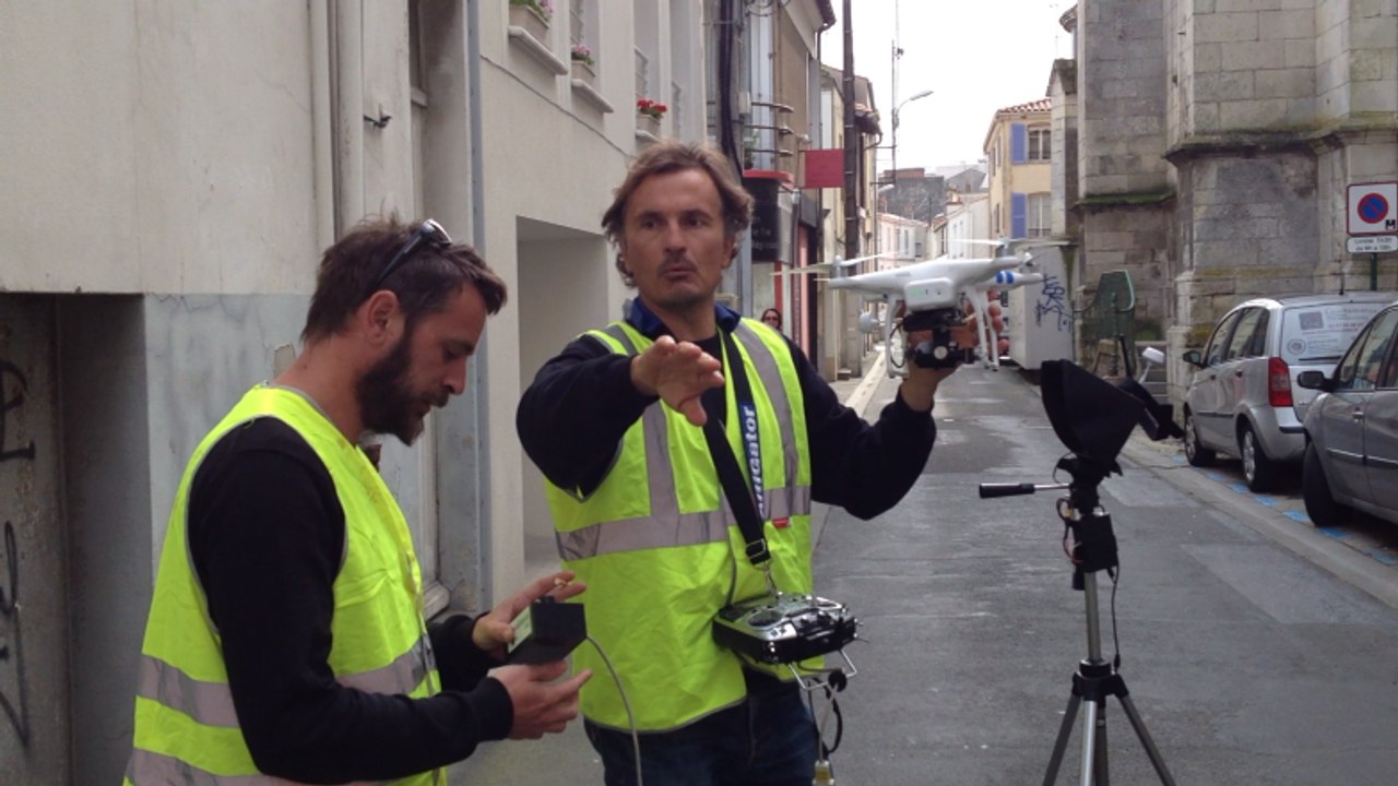Un drone filme le toit de l'église Notre-Dame-de-Bon-Port