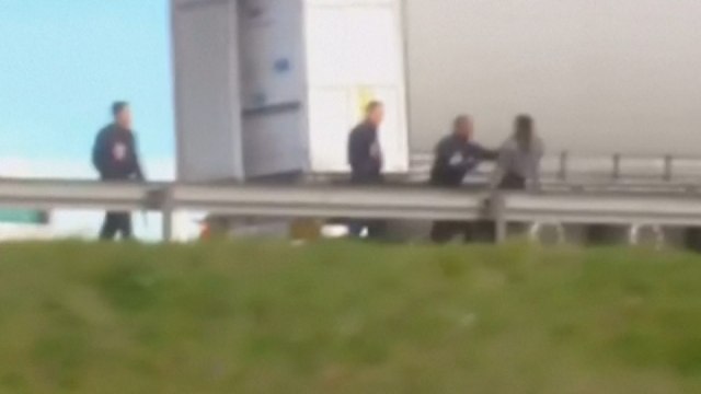 Interpellation musclée de migrants à Calais