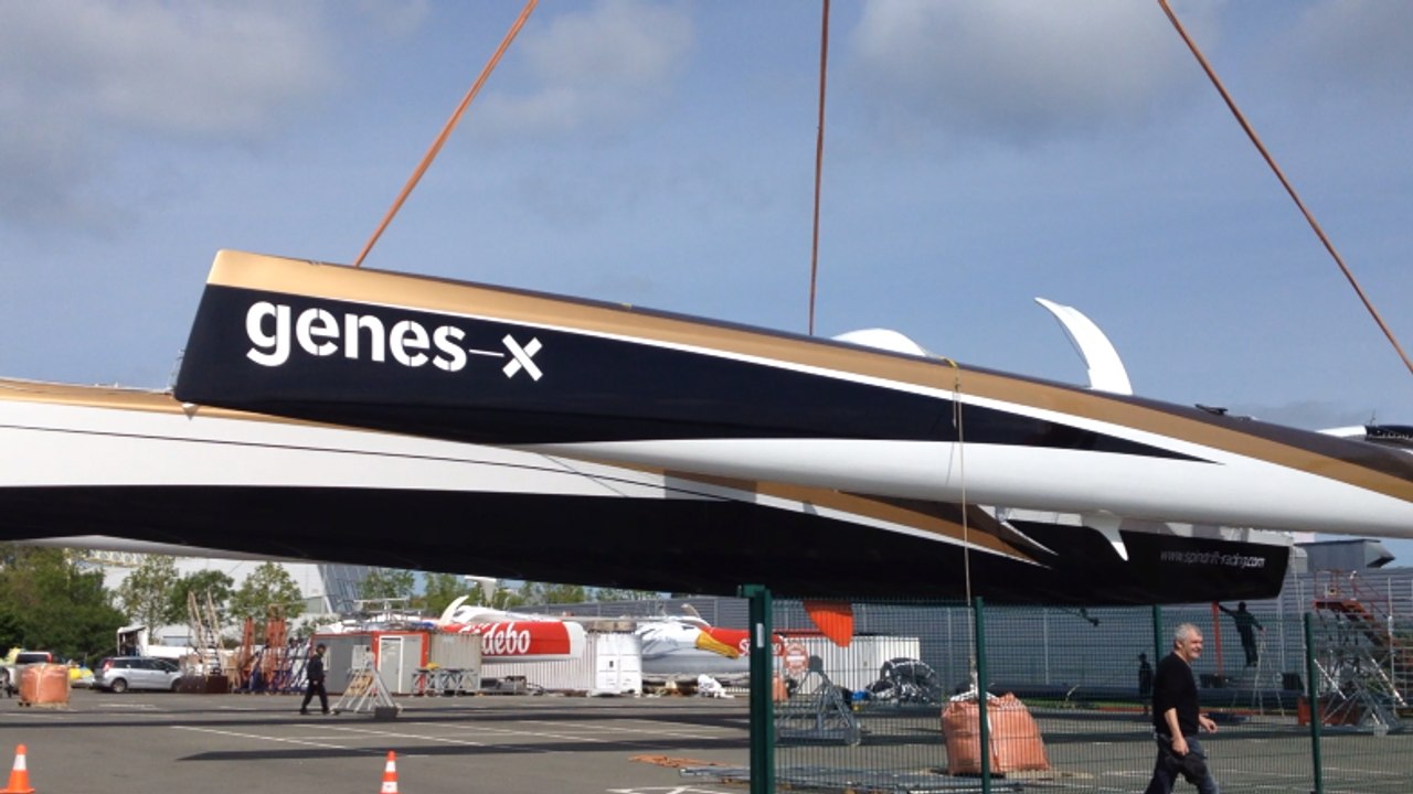 Spindrift 2 remis à l'eau à Vannes avant le Trophée Jules Verne