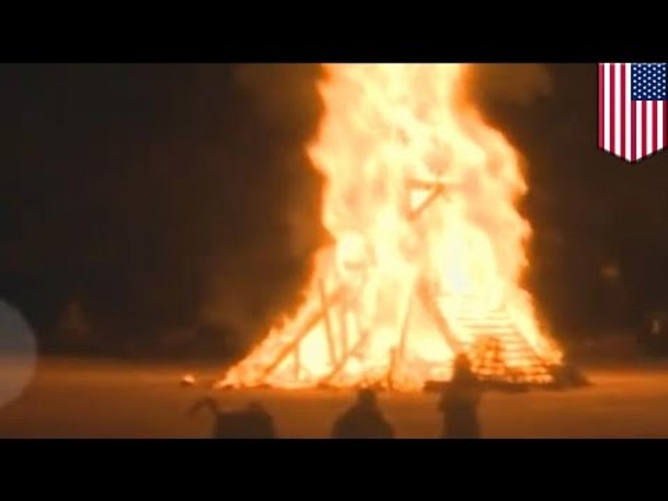 Mężczyzna popełnia samobójstwo skacząc w ognisko.