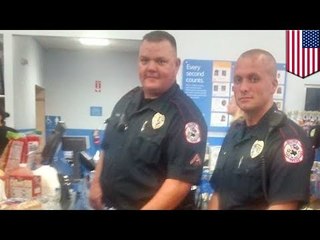 Bezinteresowna pomoc: Policjanci robią zakupy dla potrzebującej.