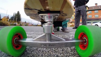 Equipé de sa GoPro un enfant fait du skate électrique