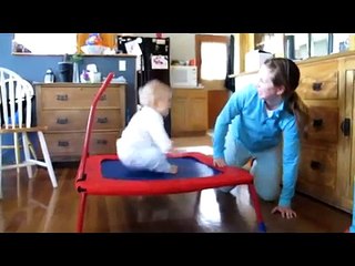 Adorable bébé adore sauter sur son trampoline