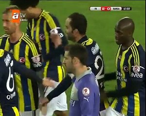 Gol attığı için rakibe trip atan kaleci