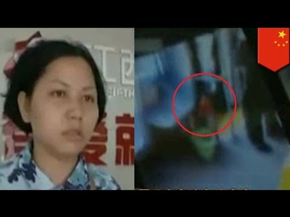 Matka w tarapatach: Chiński chłopiec załatwia się w autobusie.