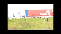 Des policiers violentent des migrants à Calais