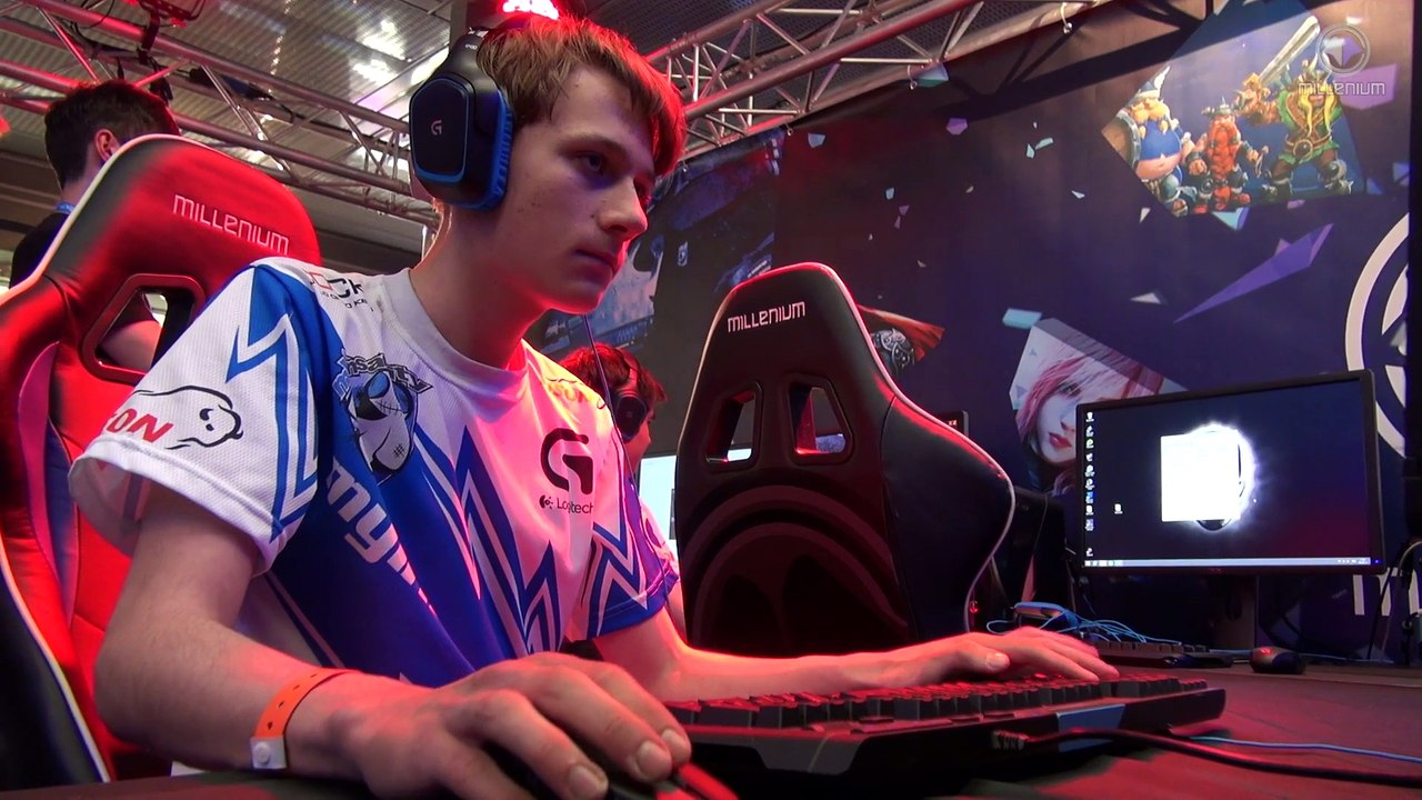 DH Tours 2015 _ Ambiance - Stand Logitech - Cosplay