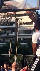 Ο Γιάννης Αντετοκούνμπο στο ανοιχτό του Τρίτωνα