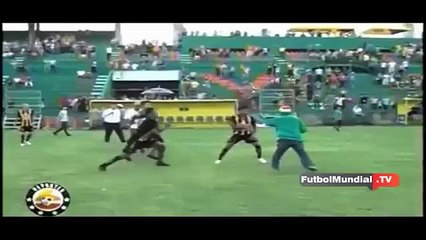 Cantona Style : footballeur défonce un supporter (Club Deportivo Marathon vs. Real Espana)