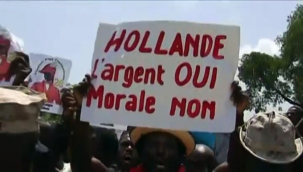 "Réparation, restitution" scandent des Haïtiens en colère à l'arrivée de Hollande à Port-au-Prince