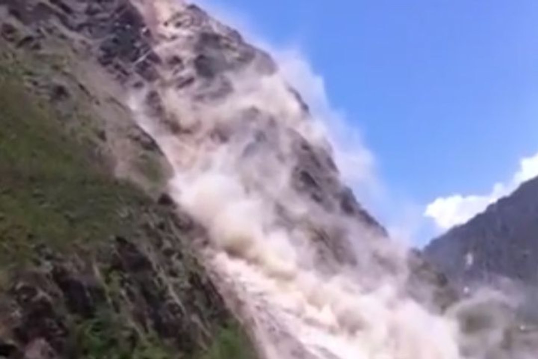 Un nuevo terremoto de magnitud 7,4 sacude Nepal