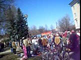 Kommarit kiihottavat kansaa toistensa kurkkuun Aleksis Kiven hakaristipatsaalla 1.5.2009 Tampereella