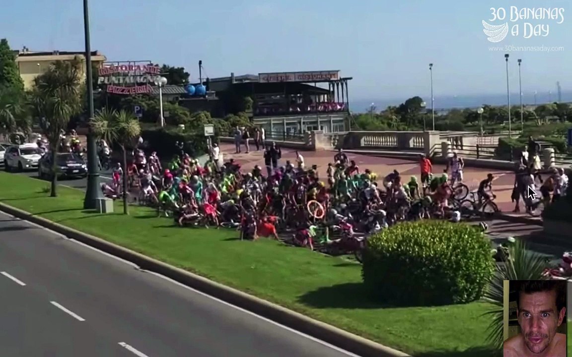 Ivre, un amateur rejoint un peloton de cycliste et cause un accident